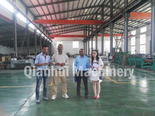 wood veneer peeling lathe.jpg wood veneer peeling lathe.jpg